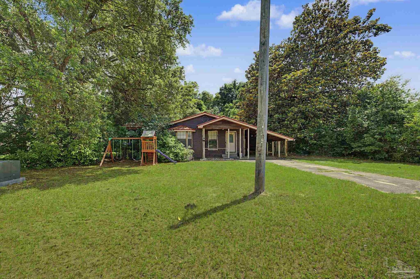 Property Photo: 219 Arbor Ave FL 32534