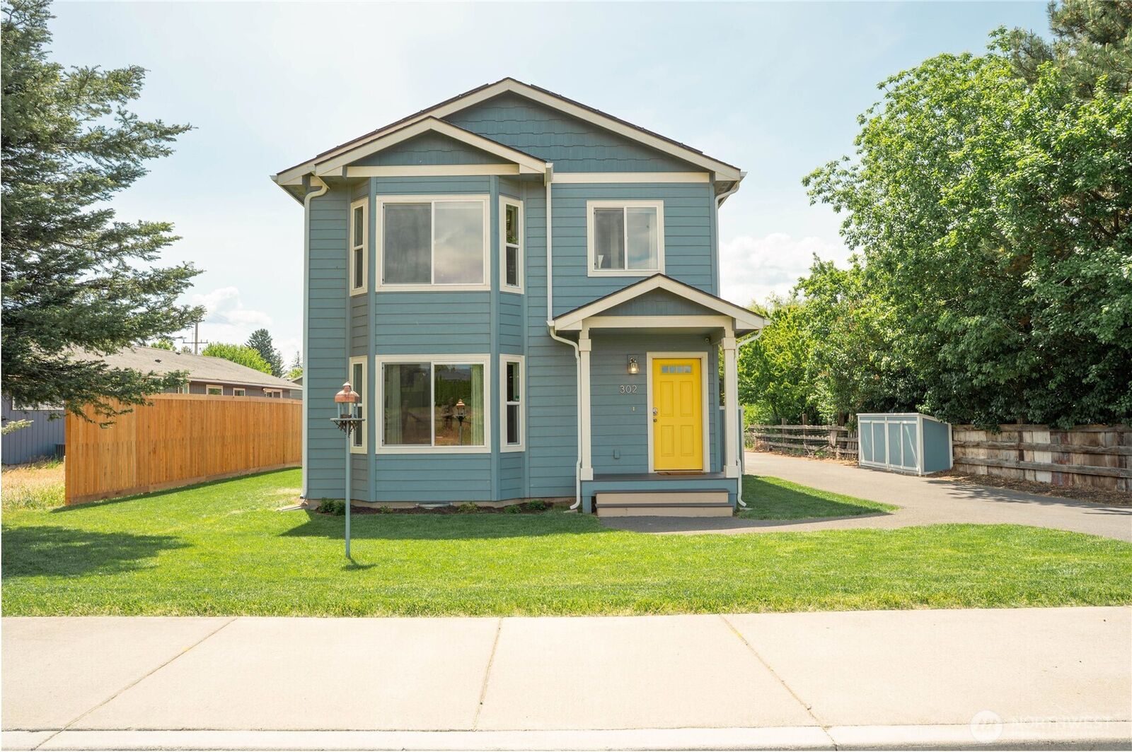 Property Photo:  302 W Illinois Avenue  WA 98926 