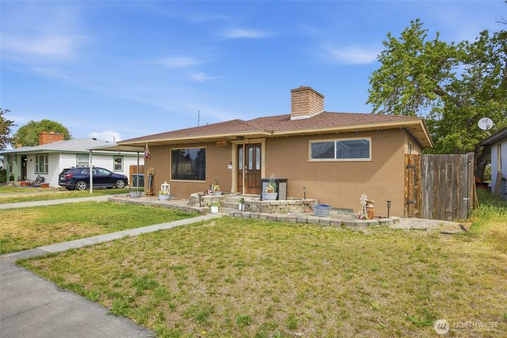 Property Photo: 938 E Hill Avenue WA 98837