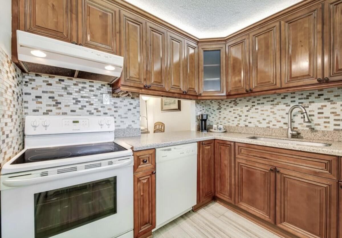Property Photo:  2855 Garden Drive S 102  FL 33461 