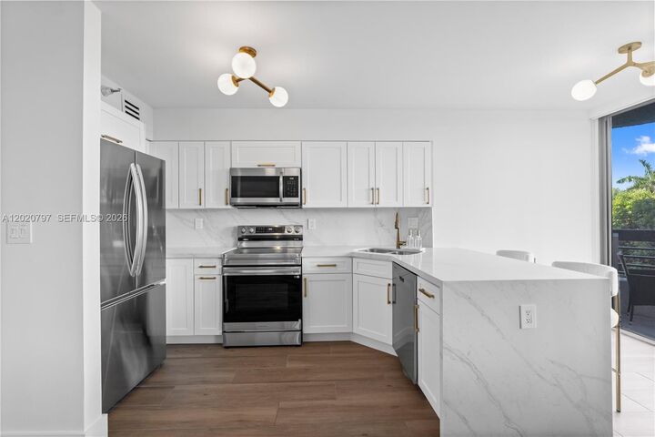 Property Photo: 19101 NE 36th Ct 402 FL 33180
