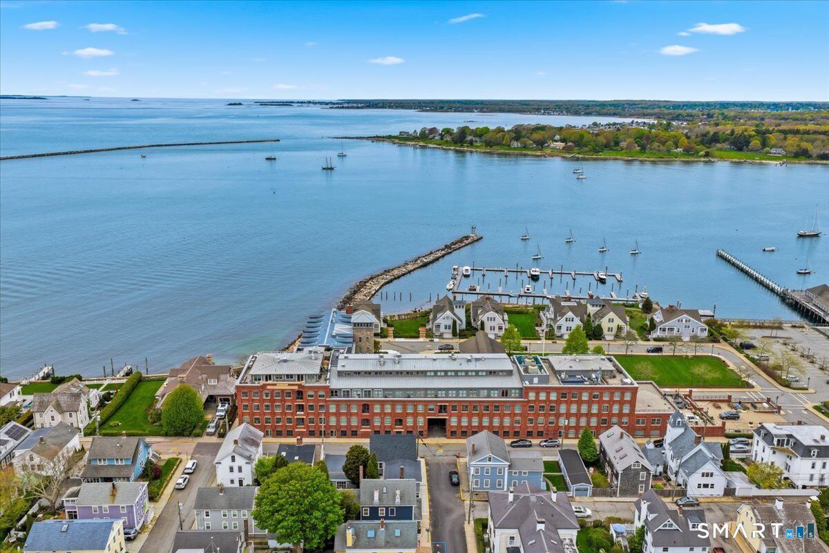 Property Photo:  8 Stonington Commons 24  CT 06378 