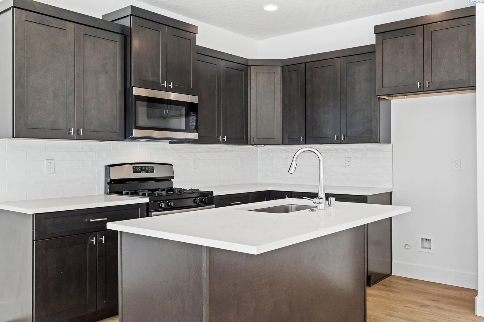 Property Photo:  1140 S Underwood Pl  WA 99337 
