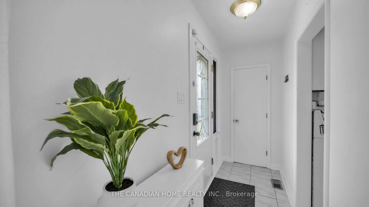 Property Photo: 196 Tuxedo Ave Avenue ON L8K 2S4