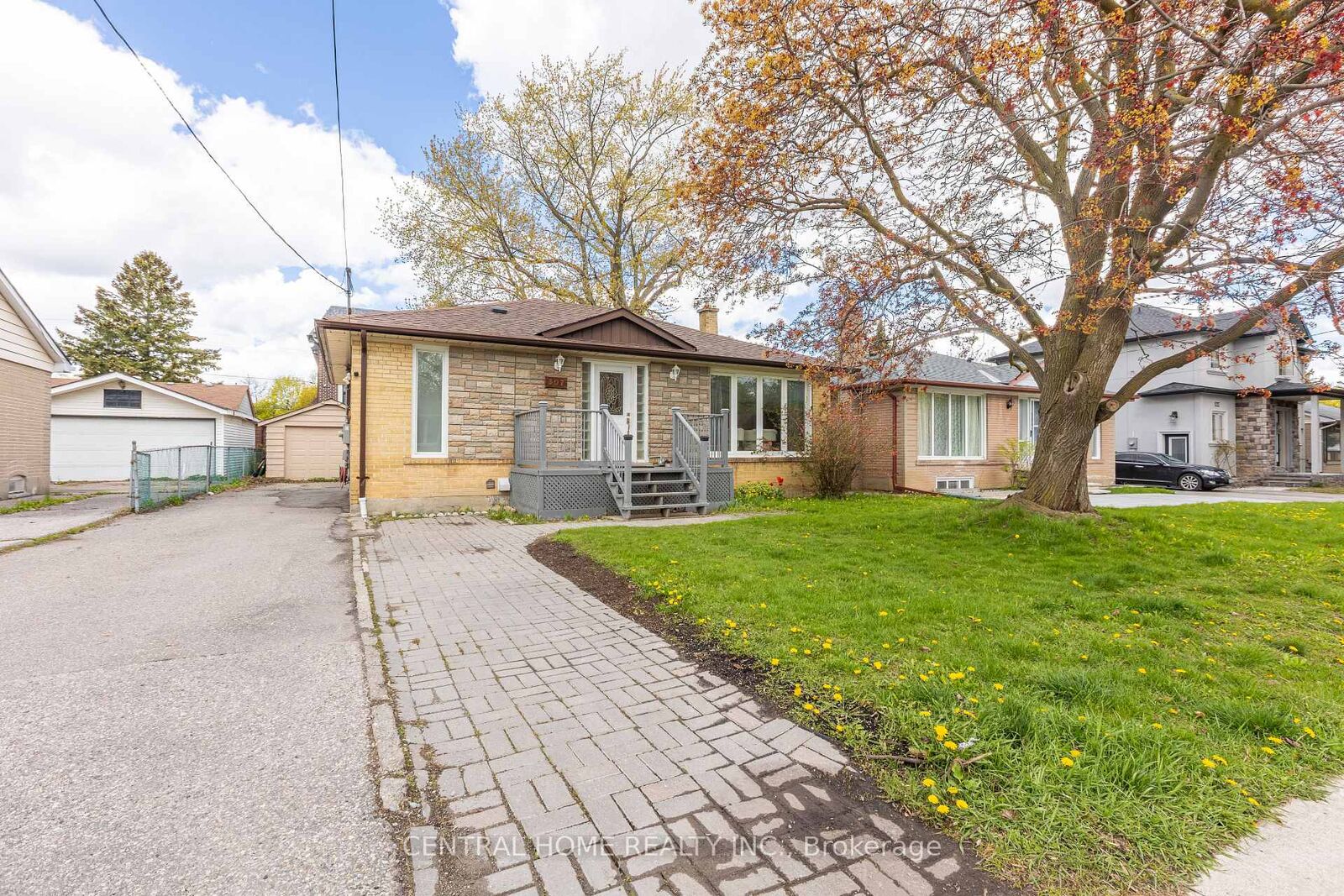 Property Photo: 307 Boisdale Avenue ON L4C 1R4