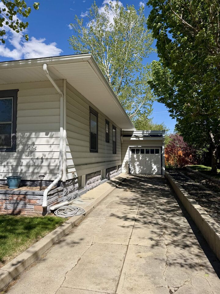 Property Photo:  811 S Wolcott Street  WY 82601 