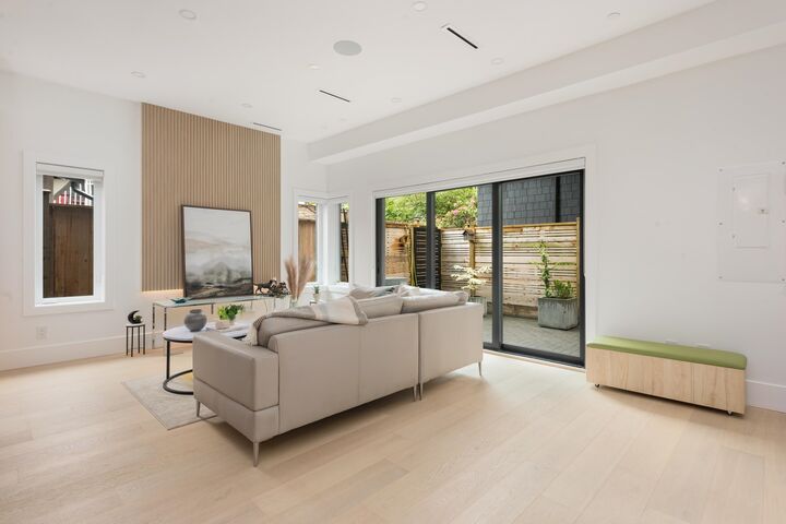 Property Photo: 371 E 33rd Avenue 5 BC V5V 2Z8
