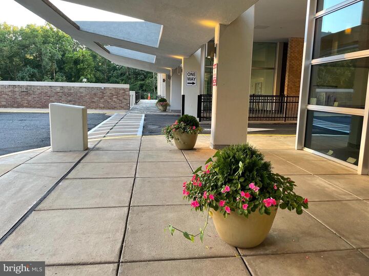 Property Photo:  4600 S Four Mile Run Drive 1205  VA 22204 