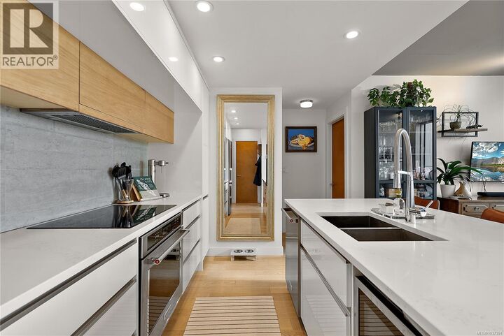 Property Photo: 989 Johnson Street 604 BC V8V 0E3
