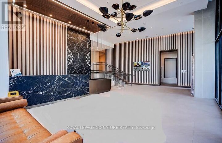 Property Photo:  8188 Yonge Street 215  ON L4J 1W5 