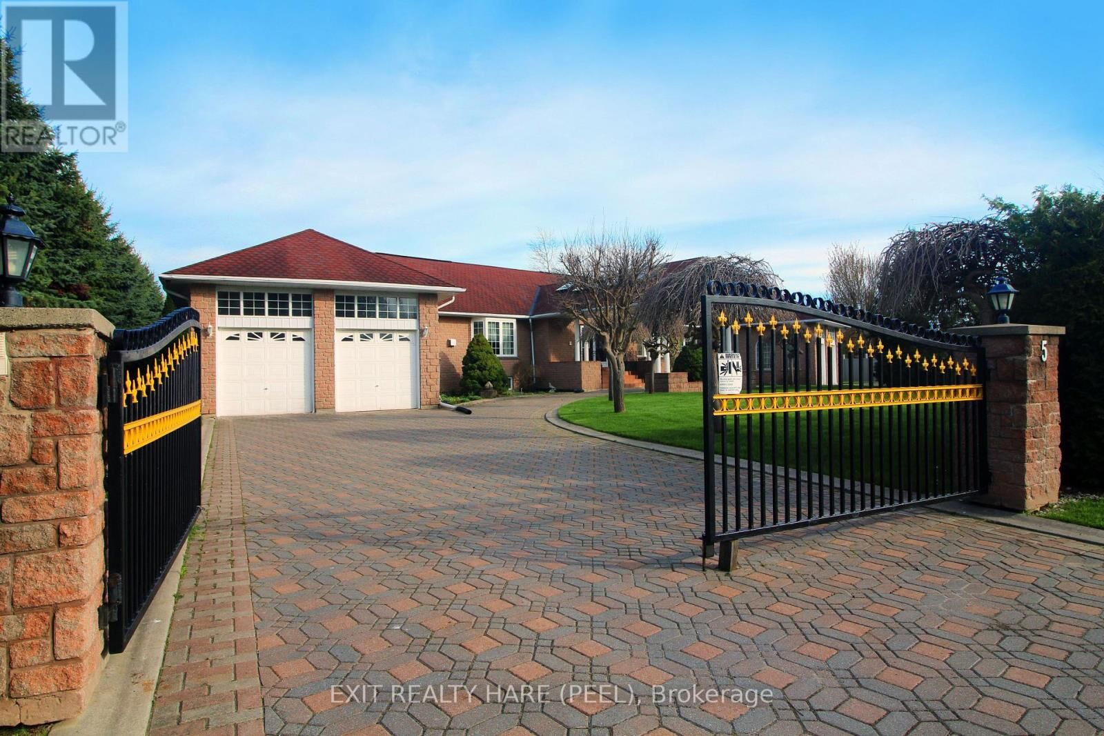 Property Photo: 5 Glenbrook Boulevard ON L6P 0N6