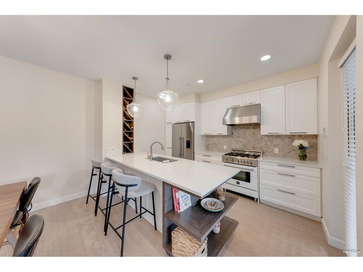 Property Photo:  33540 Mayfair Avenue 102  BC V2S 0J3 