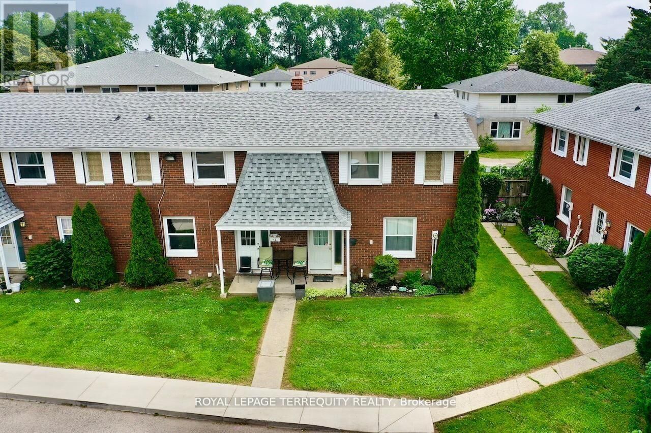 Property Photo:  16 Orchard Place  ON N7M 1A6 