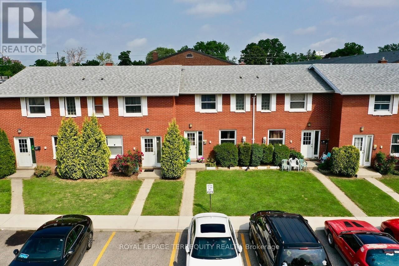 Property Photo:  41 Orchard Place  ON N7M 1A6 