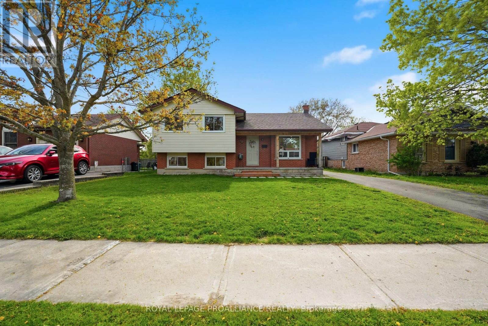 Property Photo:  18 Alnet Drive  ON K8P 4V9 