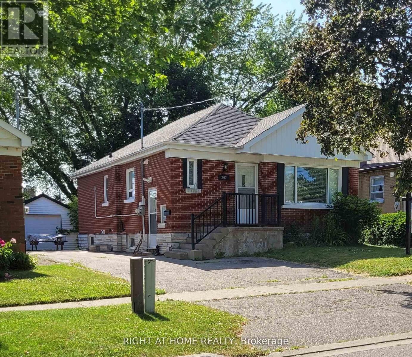 Property Photo:  202 Cadillac Avenue South Main  ON L1H 5Z7 