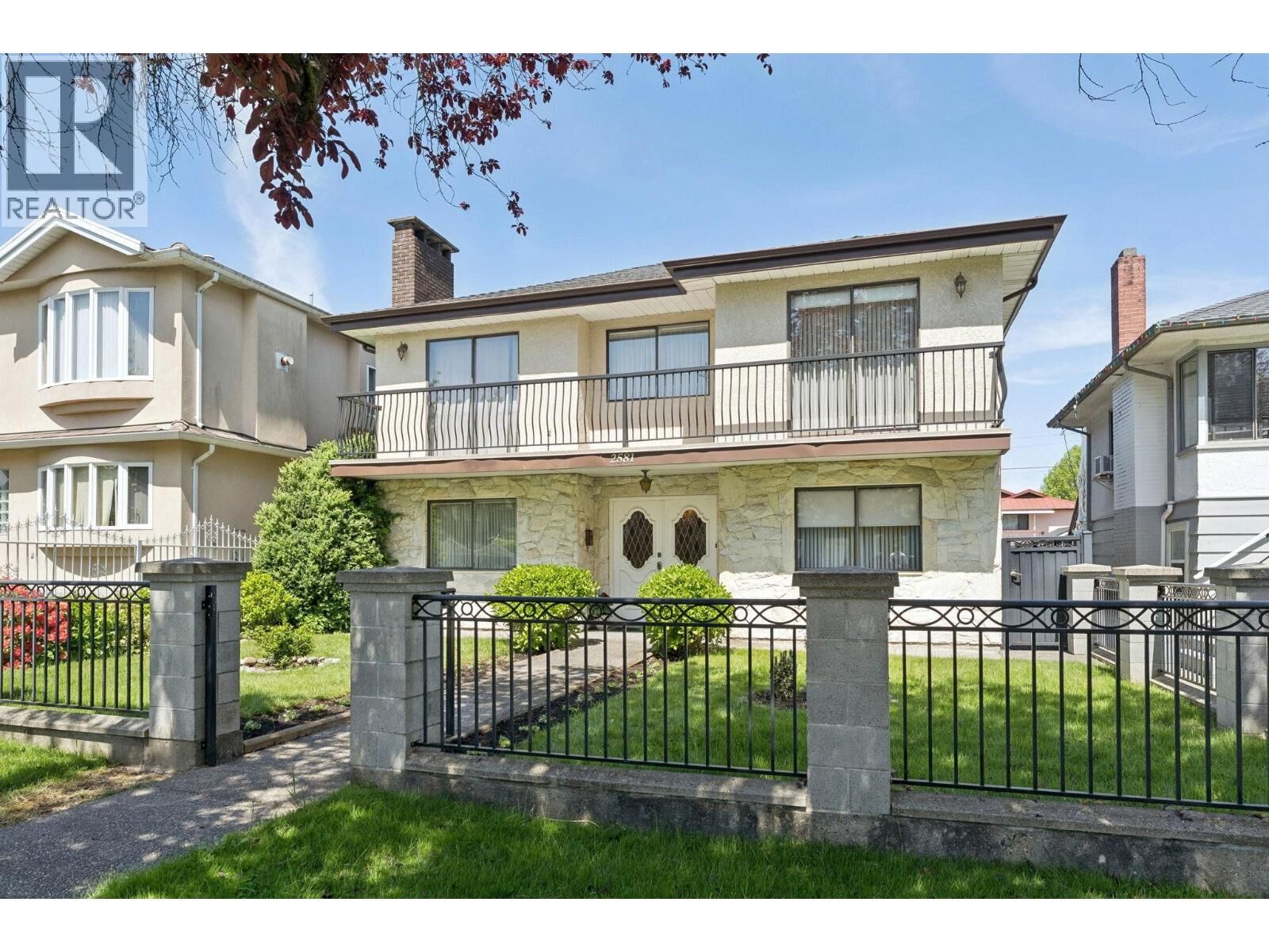 Property Photo:  2581 East 3rd Avenue  BC V5M 1H1 