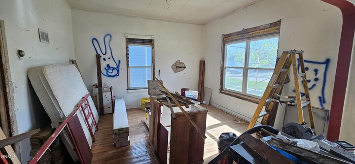 Property Photo:  108 7th Avenue NW  ND 58554 
