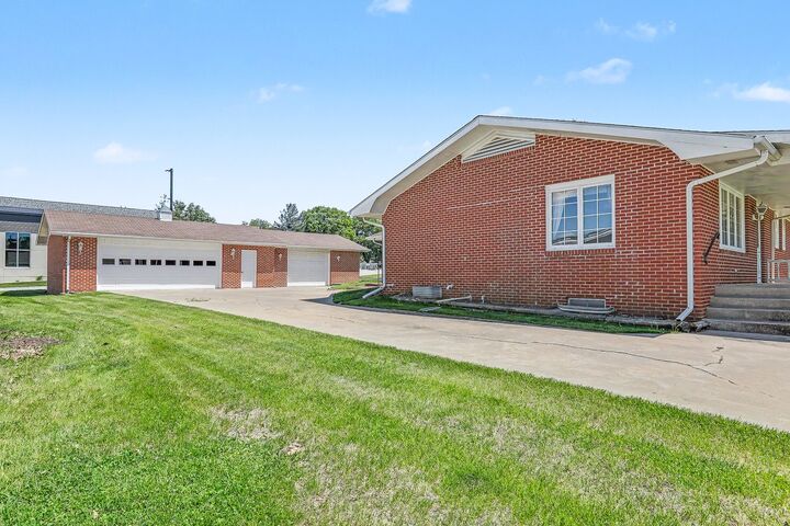 Property Photo: 222 E 10th Street IA 50219