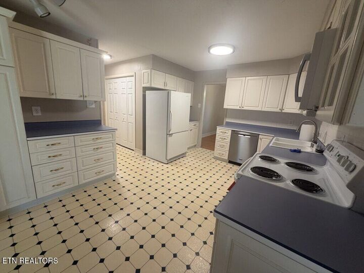 Property Photo:  721 E Meadecrest  TN 37923 