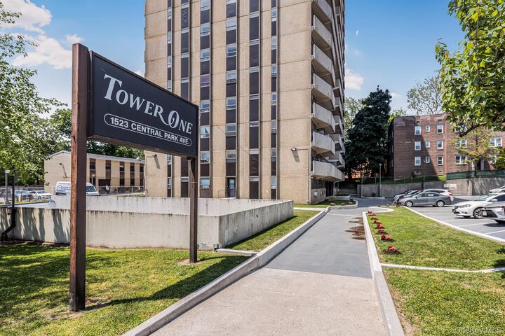 Property Photo:  1523 Central Park Avenue 12C  NY 10710 