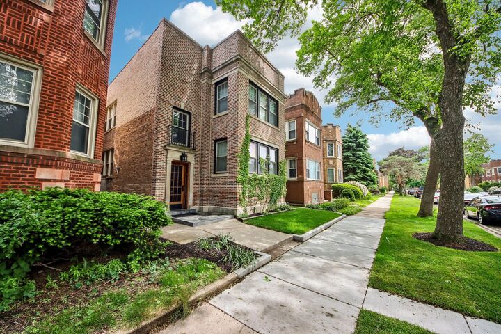 Property Photo: 5643 N Campbell Avenue IL 60659