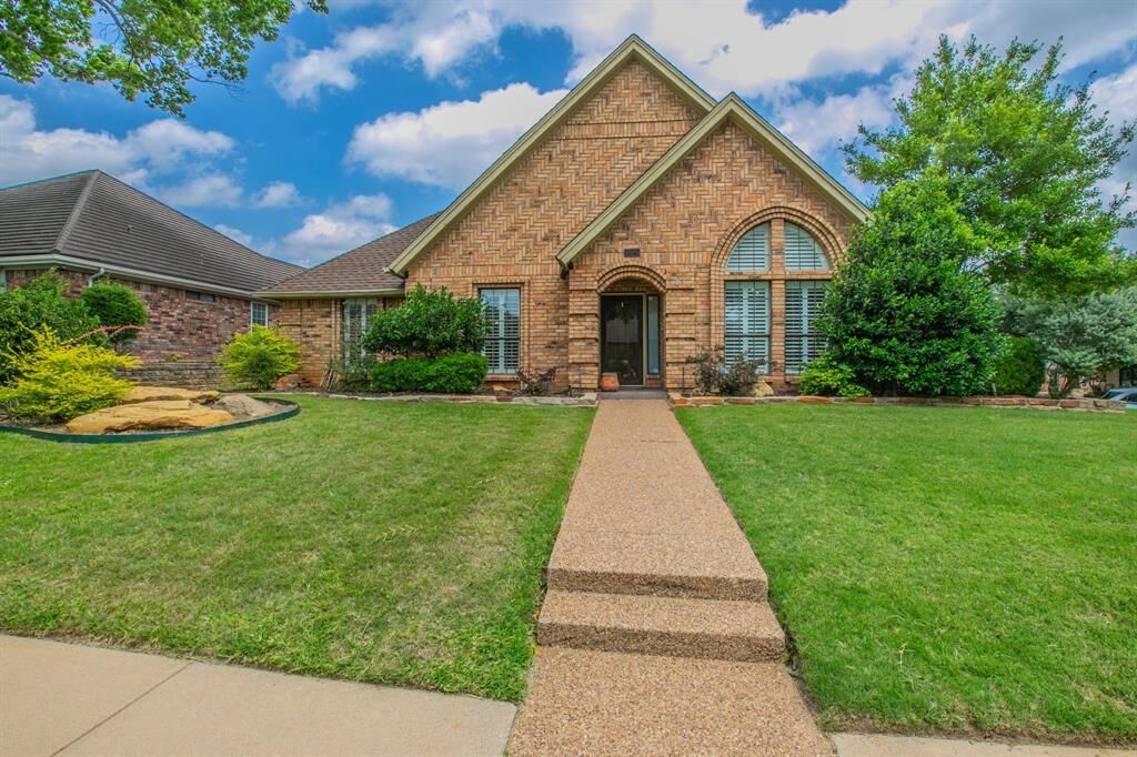 Property Photo:  1925 Glenbrook Court  TX 76021 