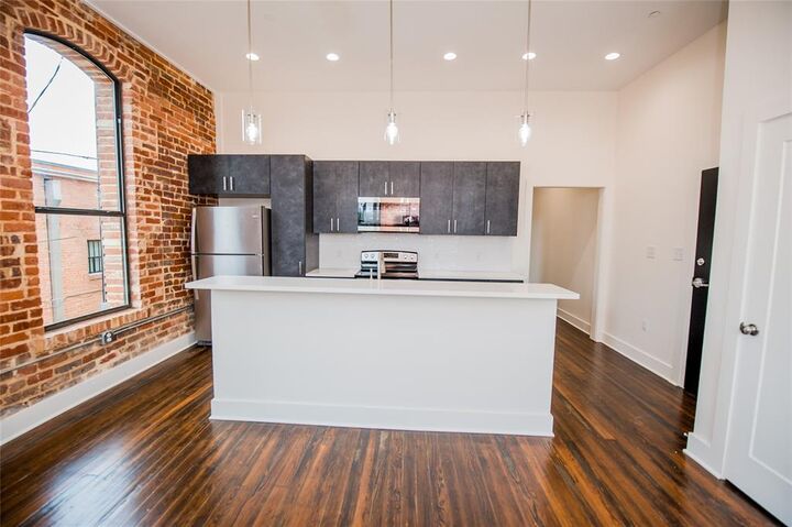 Property Photo:  110 W Knox Street 202  TX 75119 