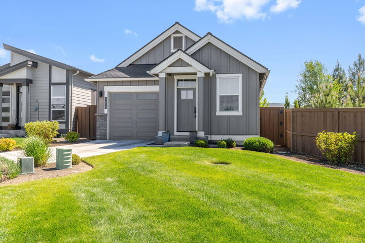 Property Photo:  3859 NE Oakside Loop  OR 97701 