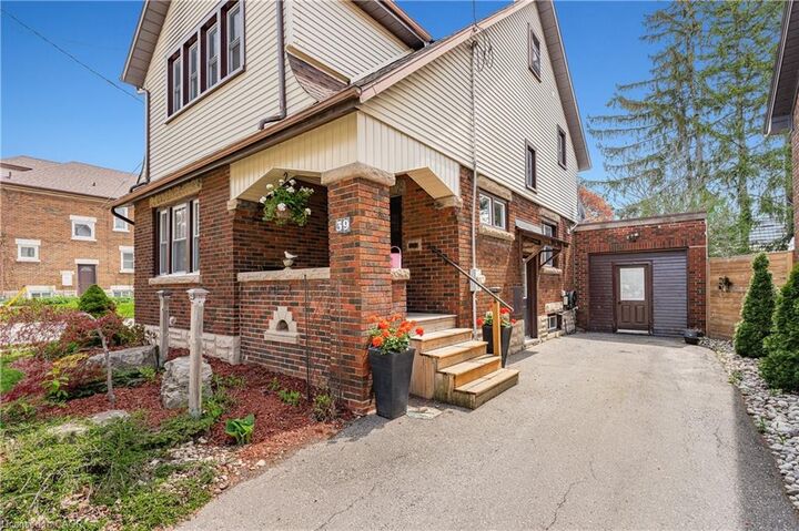 Property Photo: 39 Borden Avenue N ON N2H 3H9