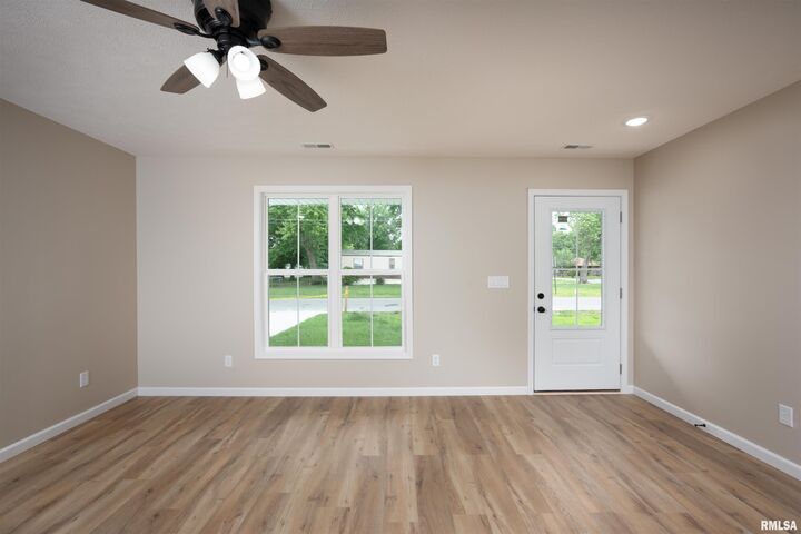 Property Photo:  1400 E Parham Street  IL 62959 