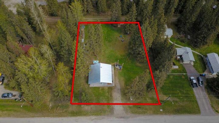 Property Photo:  968 1 Avenue NE  AB T0M 1X0 
