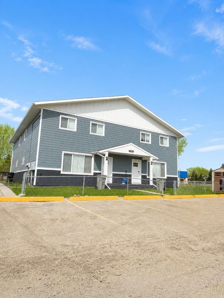 Property Photo:  10021 105 Avenue D  AB T8V 1H2 