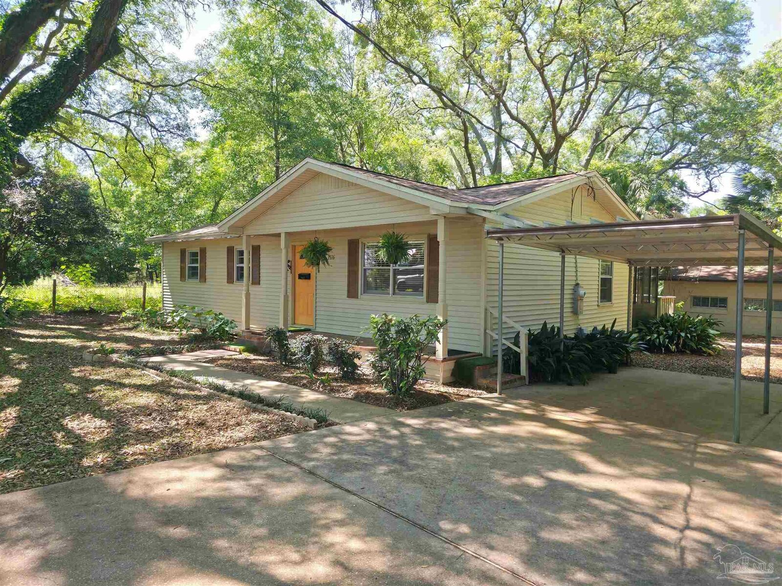 Property Photo:  1516 Zenda St  FL 32514 
