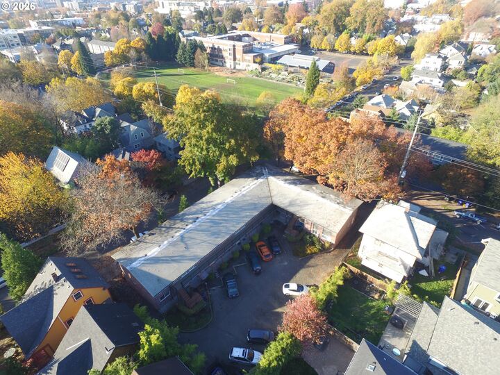 Property Photo: 1800 SE Stark St SE OR 97214