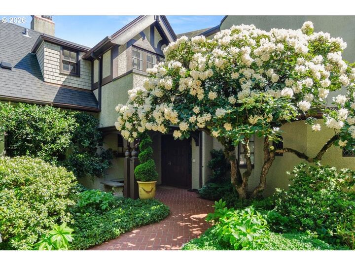 Property Photo: 4121 SW Arthur Way OR 97221