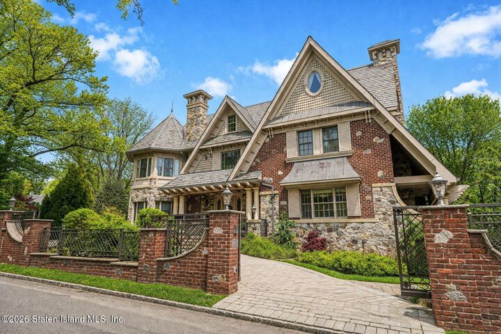 Property Photo:  125 Benedict Road  NY 10304 