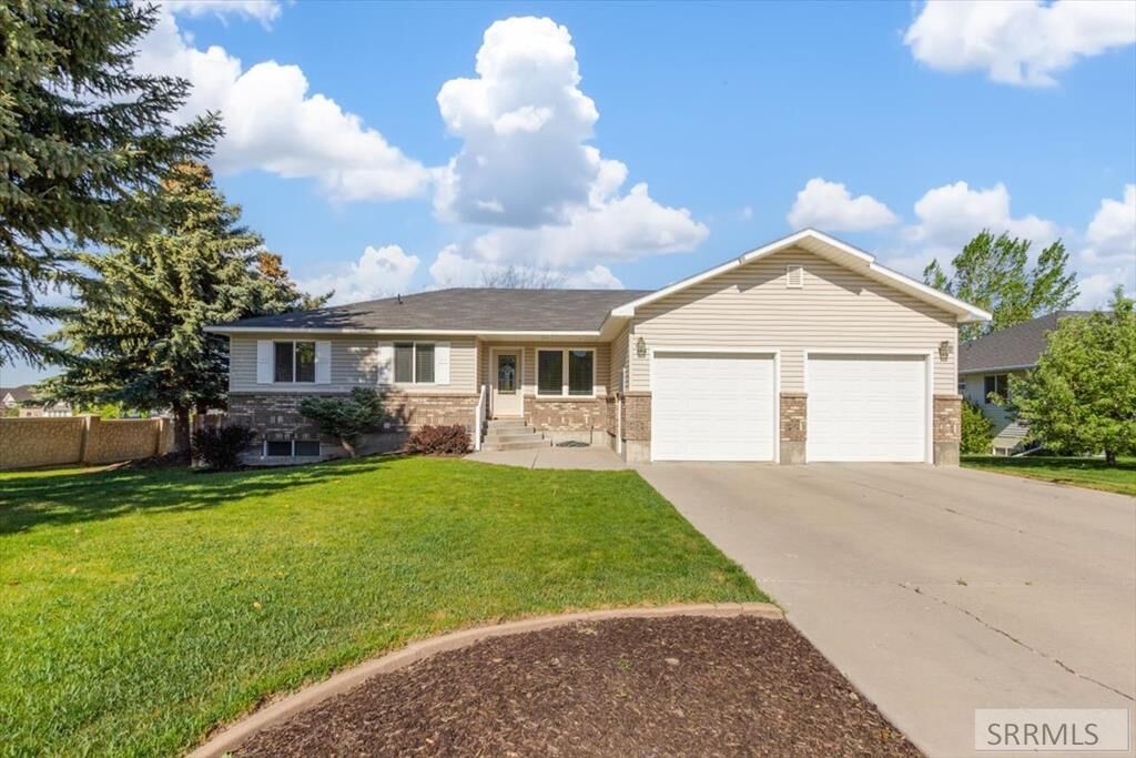 Property Photo:  1020 Hillview Drive  ID 83440 