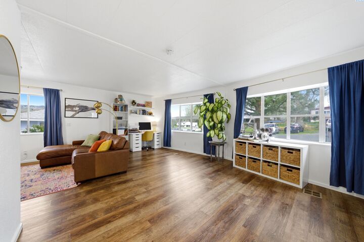 Property Photo: 512 N 61st Ave WA 99353