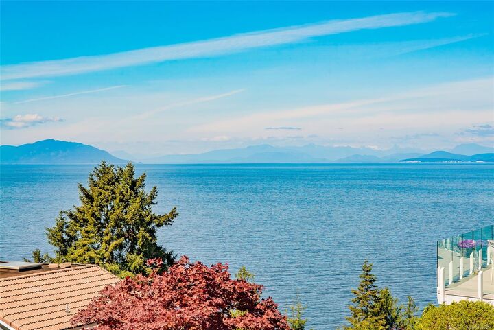 Property Photo: 5056 Vista View Cres BC V9V 1L6