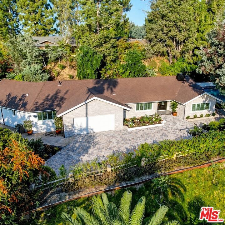 Property Photo: 4732 Del Moreno Dr CA 91364