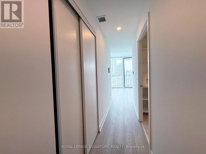 Property Photo: 1 Fairview Road East 1009 ON L5A 0B4