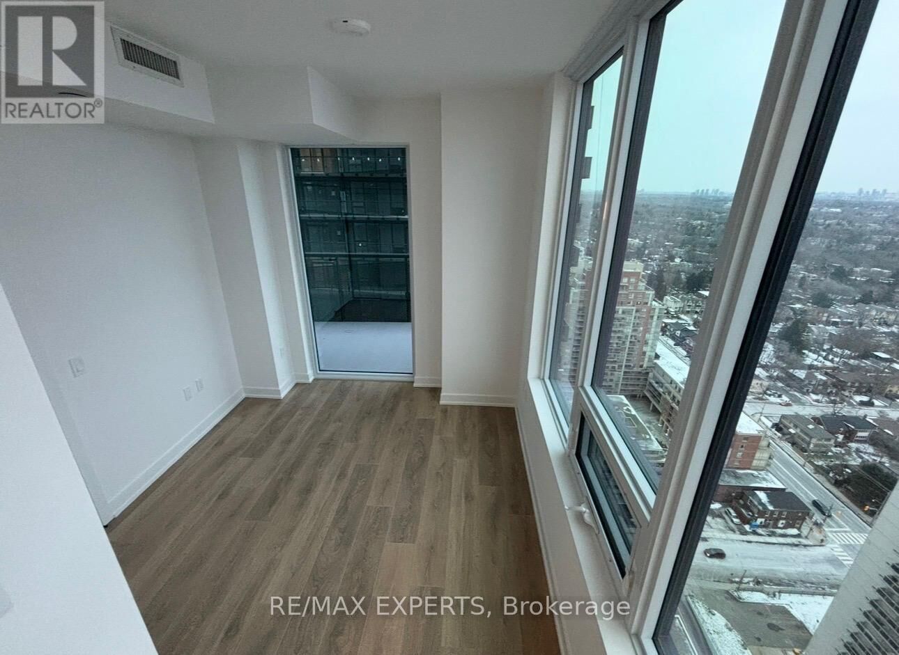 Property Photo: 127 Broadway Avenue 2809 ON M4P 1V4
