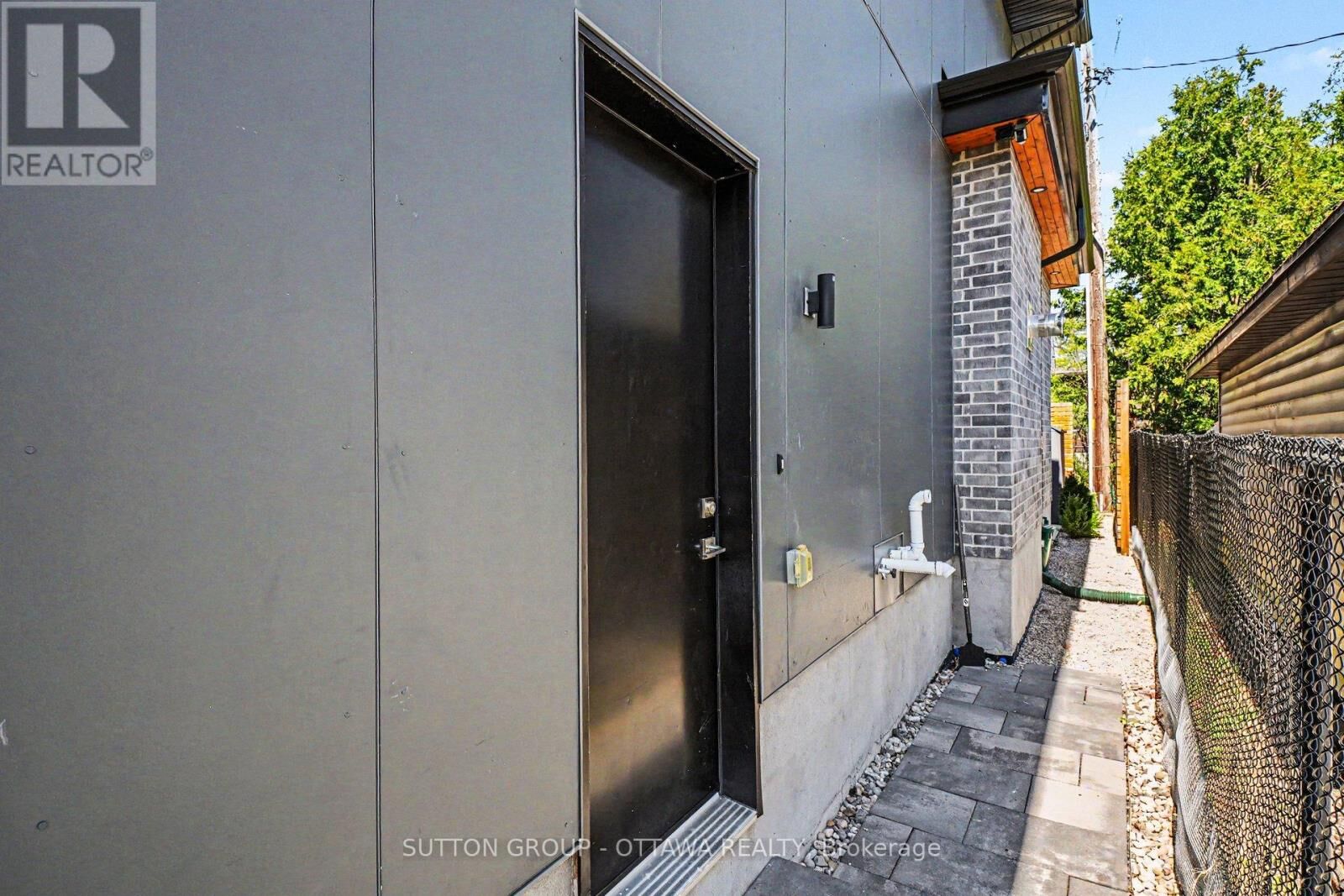 Property Photo:  17 Lotta Avenue  ON K2G 2A9 