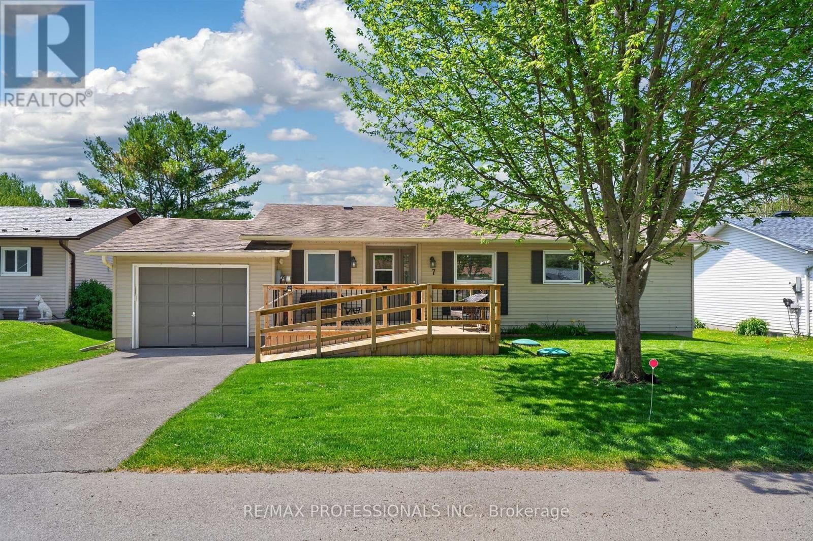Property Photo:  7 Tamarack Court  ON L0G 1W0 