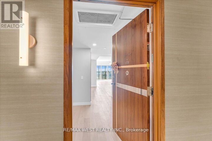 Property Photo:  1 Concord Cityplace Way 5709  ON M5V 0X3 