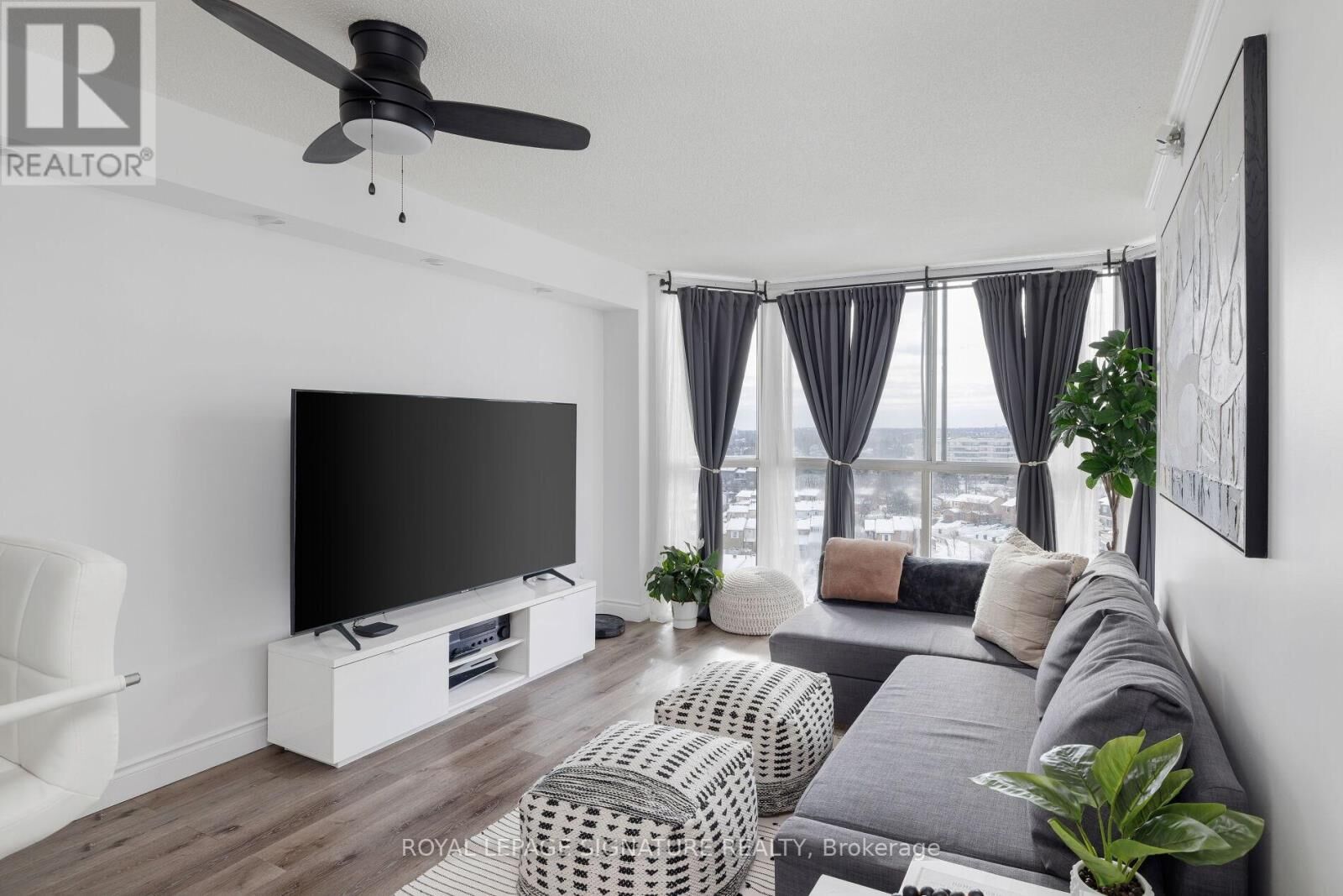 Property Photo:  880 Dundas Street West 909  ON L5C 4H3 