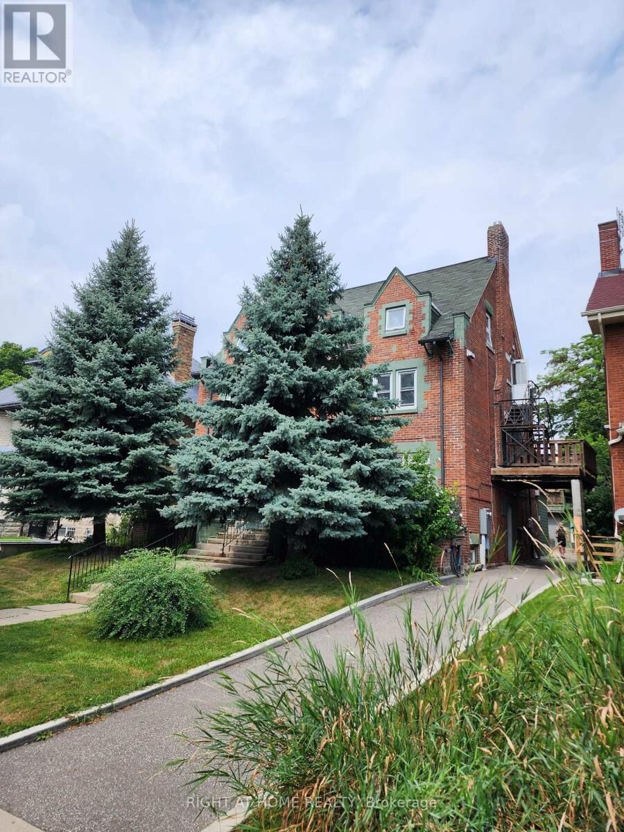 Property Photo: 32 High Park Blvd Boulevard Unit B2 ON M6R 1M7