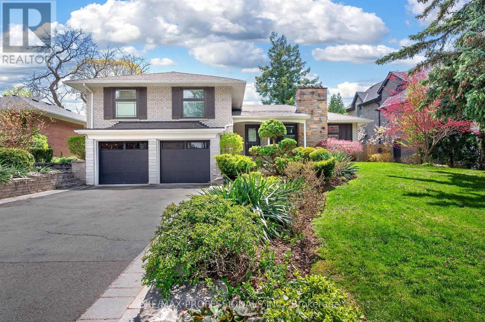 Property Photo:  64 Ravensbourne Crescent  ON M9A 2A8 
