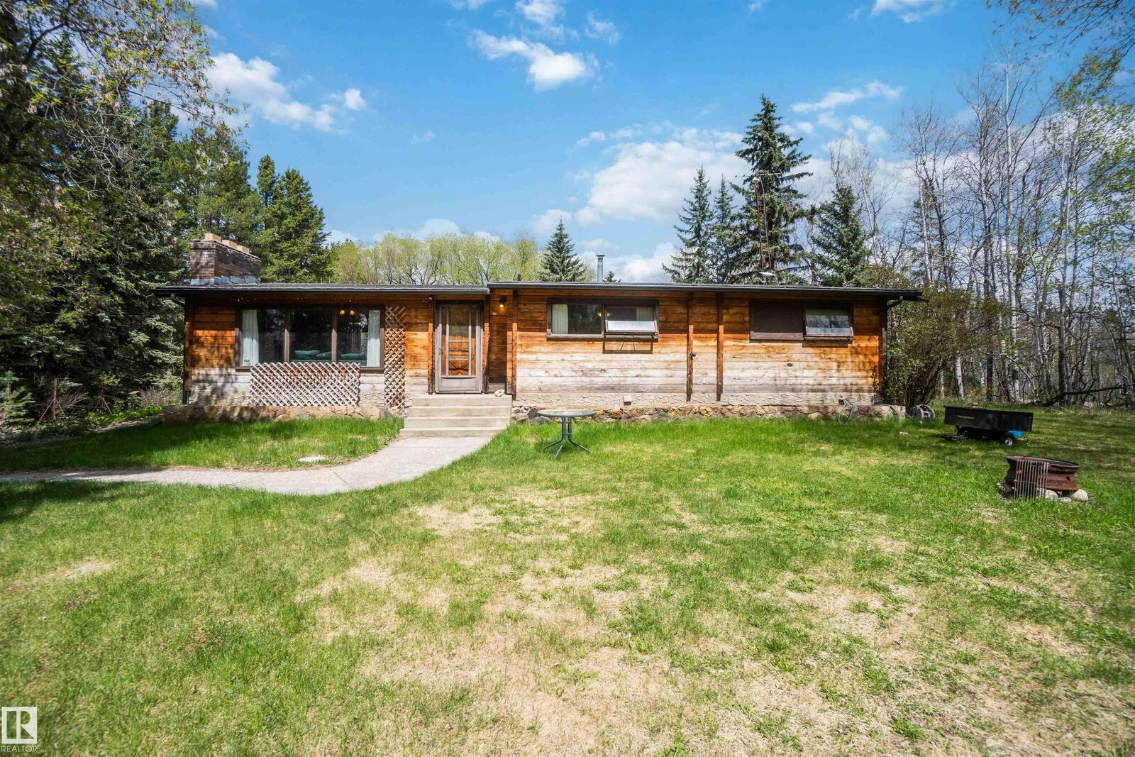Property Photo:  910 Hermitage Avenue  AB T7Z 2T2 